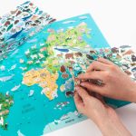 Matricás képalkotó szett, 3 háttérlap + 4 ív matrica, dinoszauruszos, Kidea