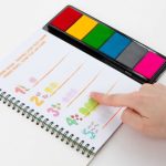 Színező füzet ujjfestéshez (22 színezhető lap, 8 oktató kártya, festékes szivacsok), állatos, Kidea