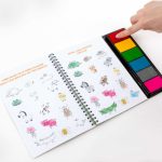 Színező füzet ujjfestéshez (22 színezhető lap, 8 oktató kártya, festékes szivacsok), állatos, Kidea