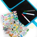 Úti játszókönyv matricákkal, filctollal