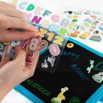 Úti játszókönyv matricákkal, filctollal