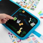 Úti játszókönyv matricákkal, filctollal