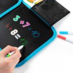 Úti játszókönyv matricákkal, filctollal