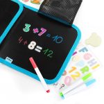 Úti játszókönyv matricákkal, filctollal