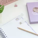 Pusheen cicás jegyzettömb készletjelölőcímkékkel, heti tervezővel, Moments, lila