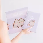 Pusheen cicás notesz tollal, A/5, díszdobozban, Moments, lila