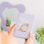 Pusheen cicás notesz tollal, A/5, díszdobozban, Moments, lila