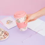 Pusheen cicás kerámia pohár tetővel, 400ml, Moments