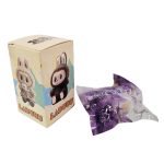 Meglepetés mini plüss plüssfigura, Labubu design, akasztóval, kb. 4x2,5cm