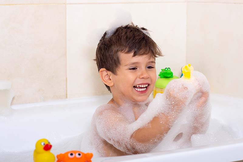 Hogyan tegyük a fürdést élvezetesebbé a kicsik számára